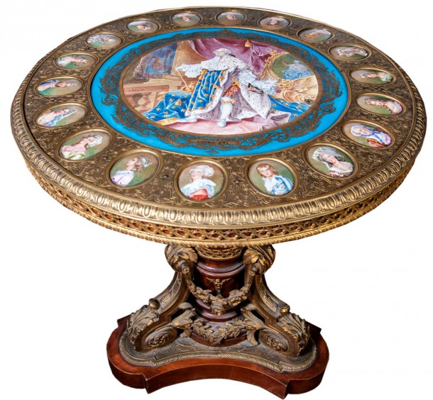 Mesa circular Luis XV en bronce labrado, con placa en porcelana de Sèvres. 