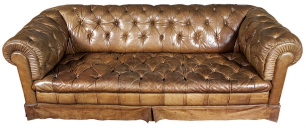 Sofa Chesterfield 3 cuerpos, tapizado en cuero marrón.