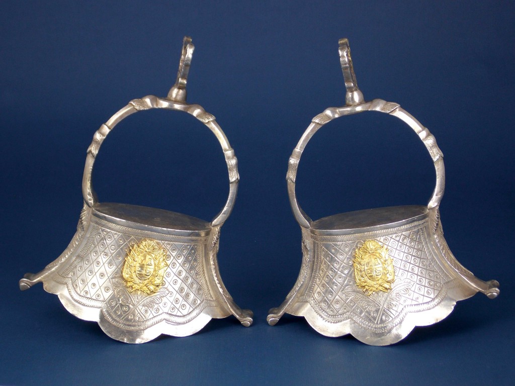 Gran par de estribos tipo campana en plata cincelada Flores con Escudo Nacional antiguo de bronce dorado en ambos lados