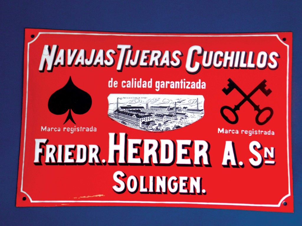 Chapa en hierro esmaltada de Fabrica de cuhillos, tijeras y navajas Herder (Solingen)
