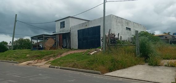 Terreno esquina con construcciones en Maldonado