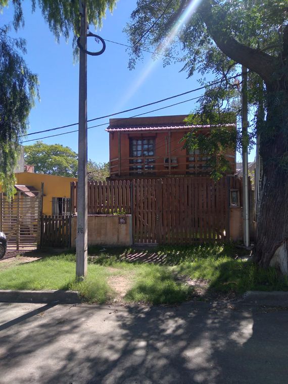 Dos casas, galpón y pequeño apartamento en La Teja