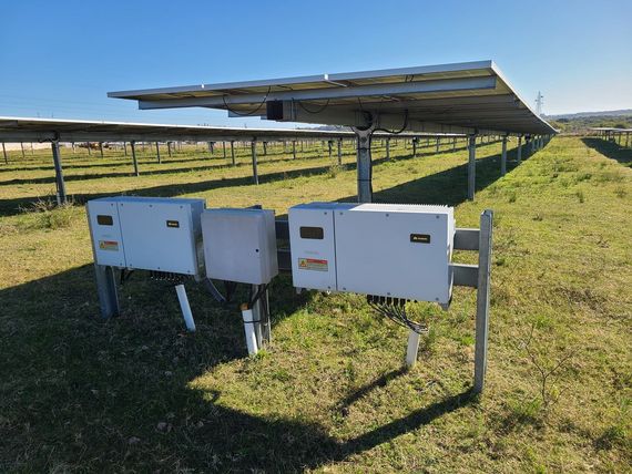 La totalidad de las acciones de 2 parques solares fotovoltaicos