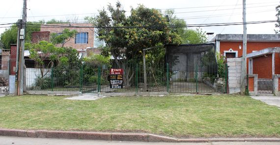 Casa de 3 dormitorios en barrio Hipódromo.
