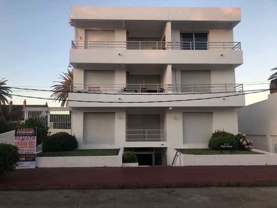 Apartamento de dos dormitorios y dos baños con garaje en Punta del Este