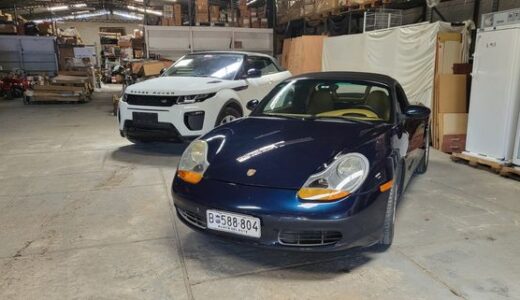 2 Vehículos de alta gama (Range Rover y Porsche) y placas de madera plástica compensada
