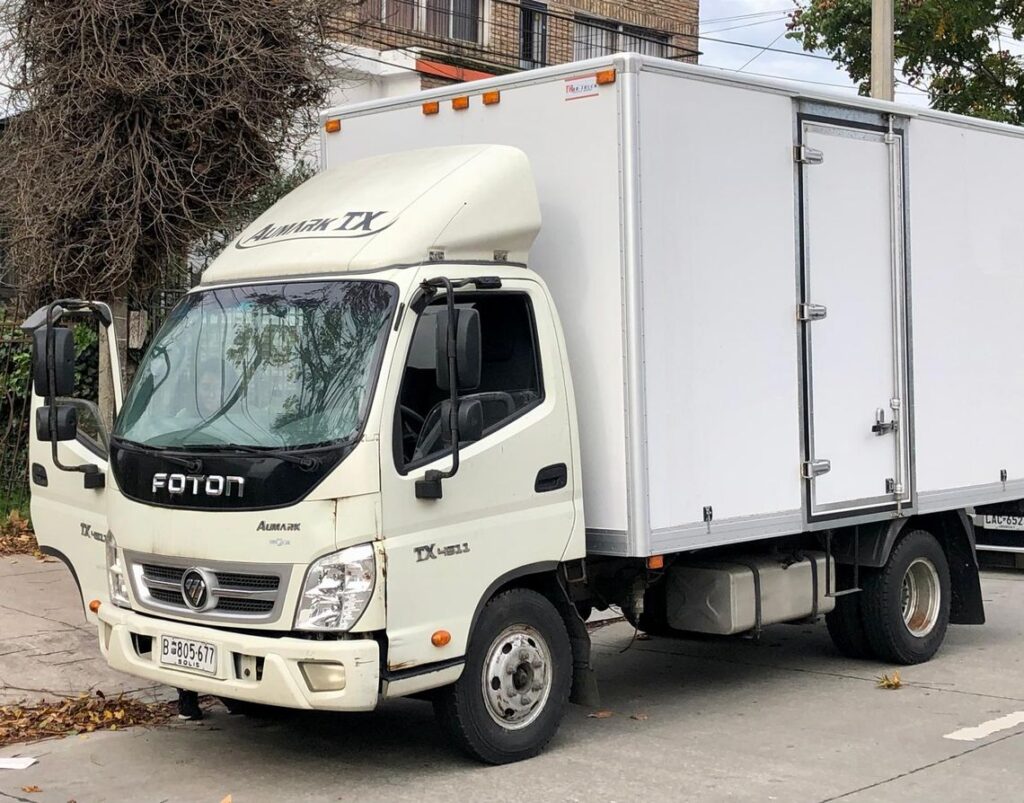 2 camionetas DFSK, un camión Foton y moto Yumbo