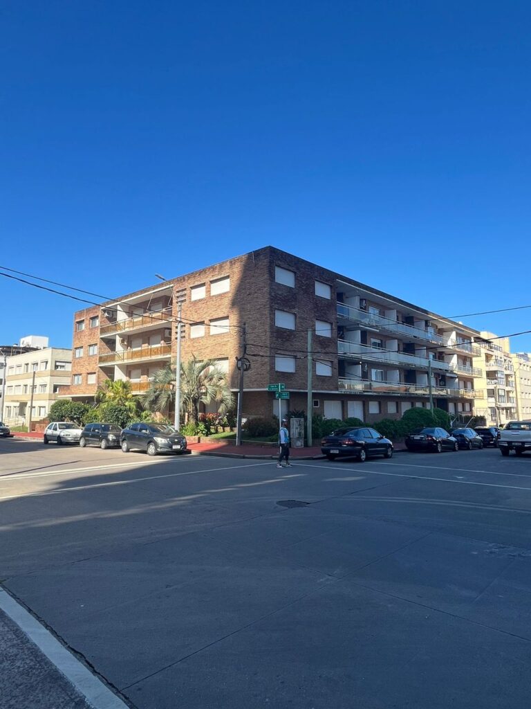 Apartamento de 2 dormitorios y cochera en la península de Punta del Este