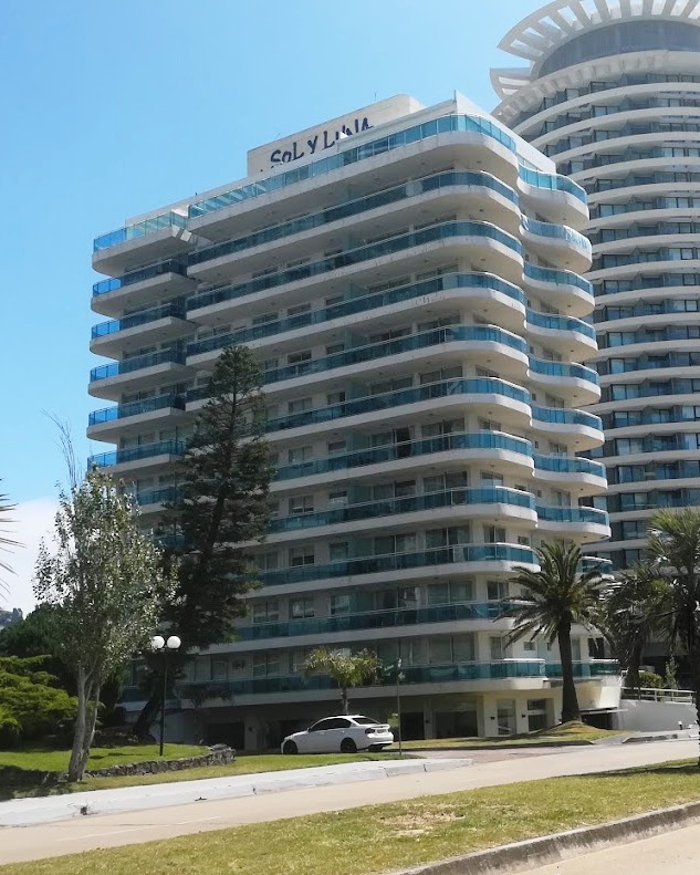 Excelente apartamento de 3 dormitorios, 3 baños y cocheras en Punta del Este