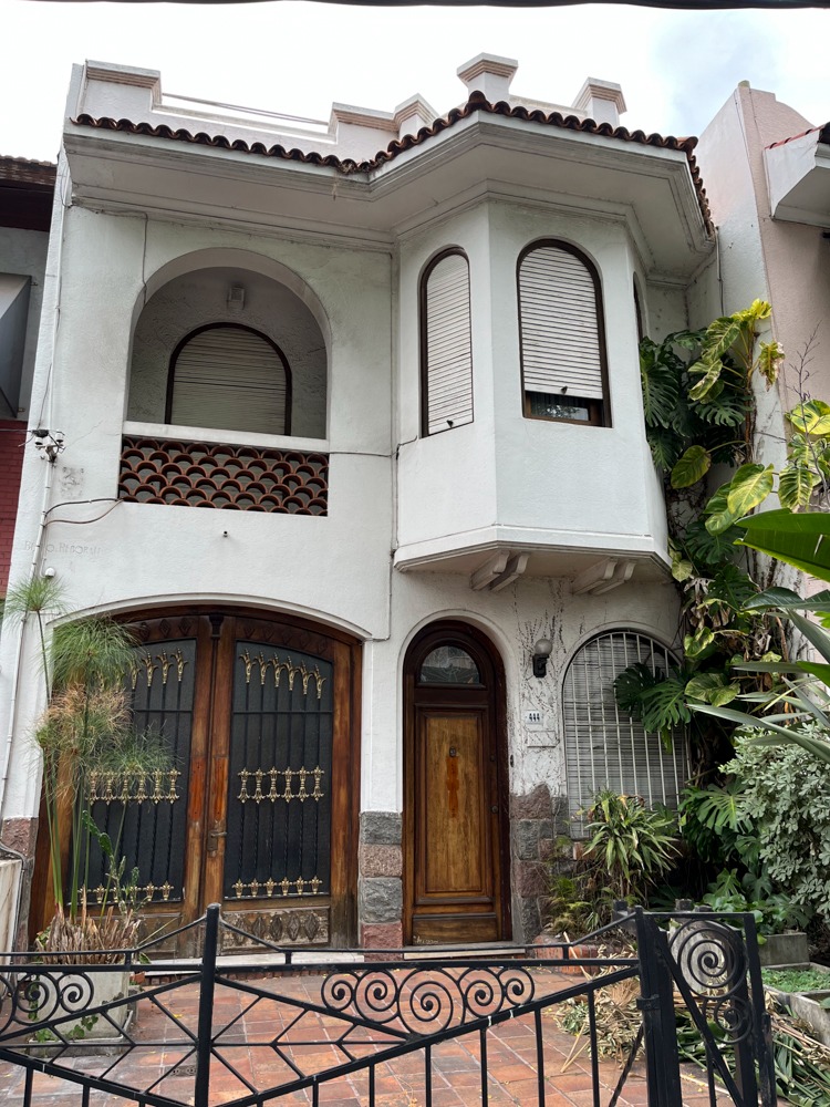 Casa Bello y Reborati en Punta Carretas, Ellauri 444.