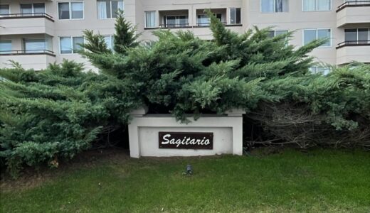 Apartamento de tres dormitorios y cochera frente a Playa Mansa en Punta del Este