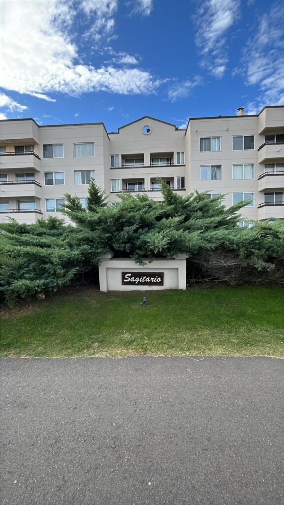 Apartamento de tres dormitorios y cochera frente a Playa Mansa en Punta del Este