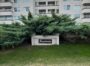 Apartamento de tres dormitorios y cochera frente a Playa Mansa en Punta del Este