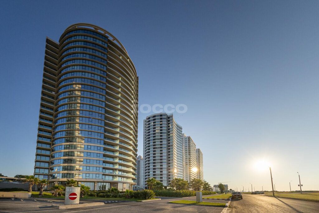 Licitación para venta: 8 apartamentos y 40 garages en Trump Tower Punta del Este