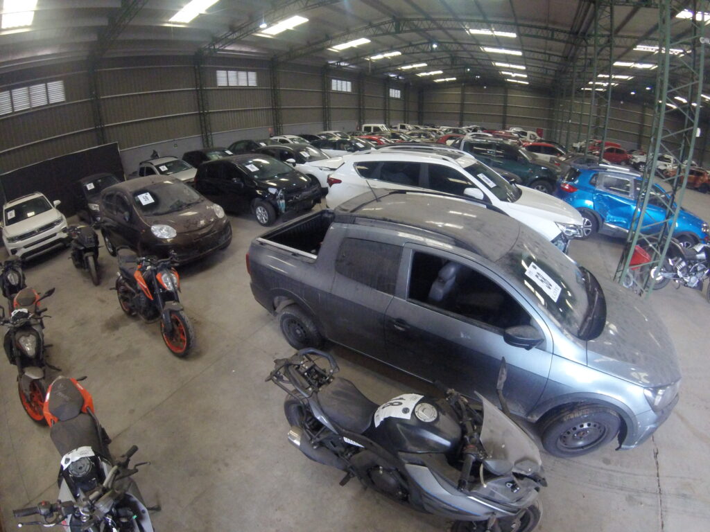 Remate oficial por cuenta y orden del BSE, 65 vehículos: motos, autos, camiones.