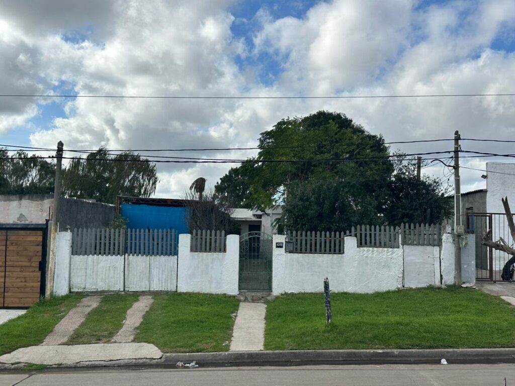 Casa con 458 metros de terreno en Teniente Rinaldi y Curupú
