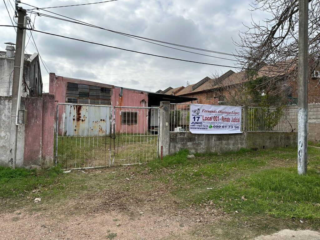 Galpón con buen jardín en Nuevo París, ideal autoservice, comercio, etc.