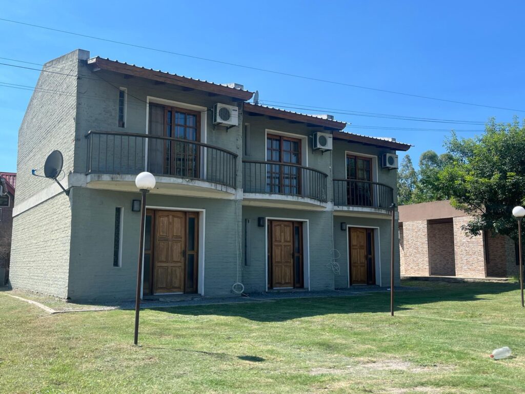 Seis casas en un único padrón, en Los Arrayanes sobre el Río Negro