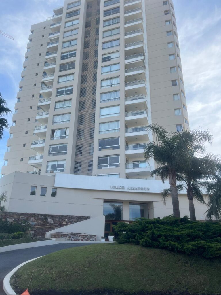 Espectacular apartamento en Punta del Este “Torre Amadeus”