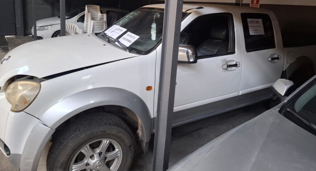 Camioneta GWM Wingle 3, 12 Bobinas de papel para prensa, 600 botellas de Whisky Johnnie Walker,  etc.