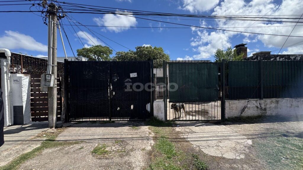 En Villa Española, casa al frente y apartamento al fondo