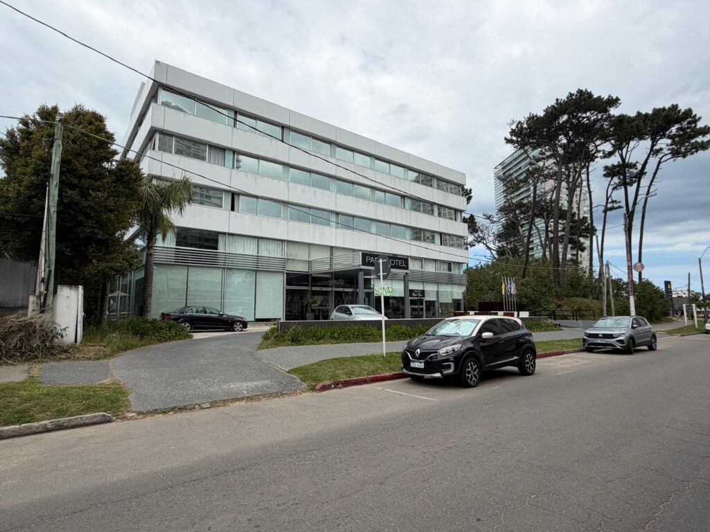 Moderno edificio hotelero en San Rafael Punta del Este