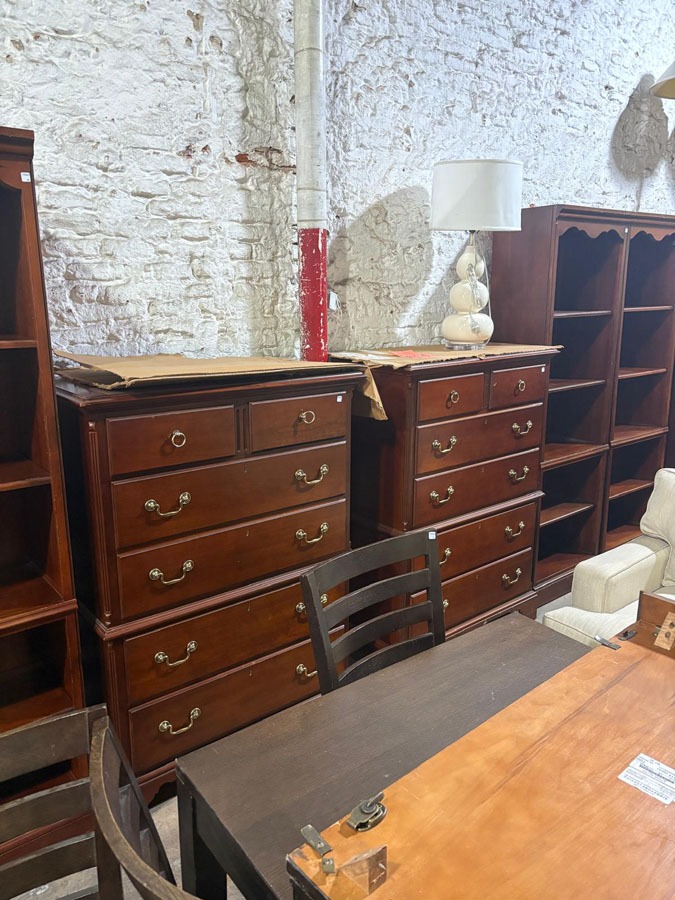 Remate por cuenta y orden de Embajada de EEUU: 2 equipos de aire para edificio, castillo inflable, mobiliario, electrodomesticos, etc.