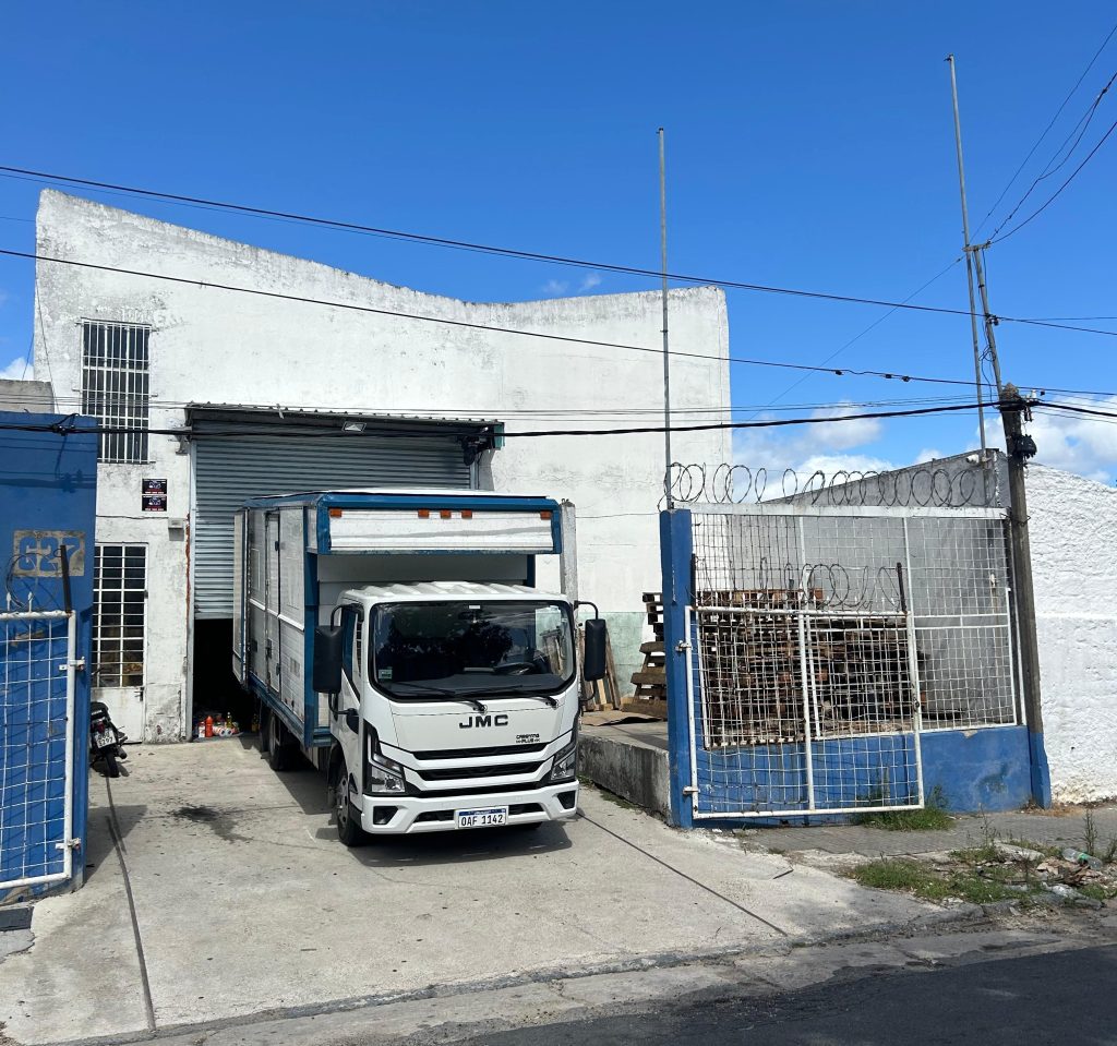 Depósito centrico en Florida y gran apartamento en Montevideo