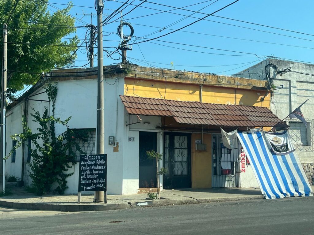 Mercedes – Soriano casa con buen galpón y local comercial