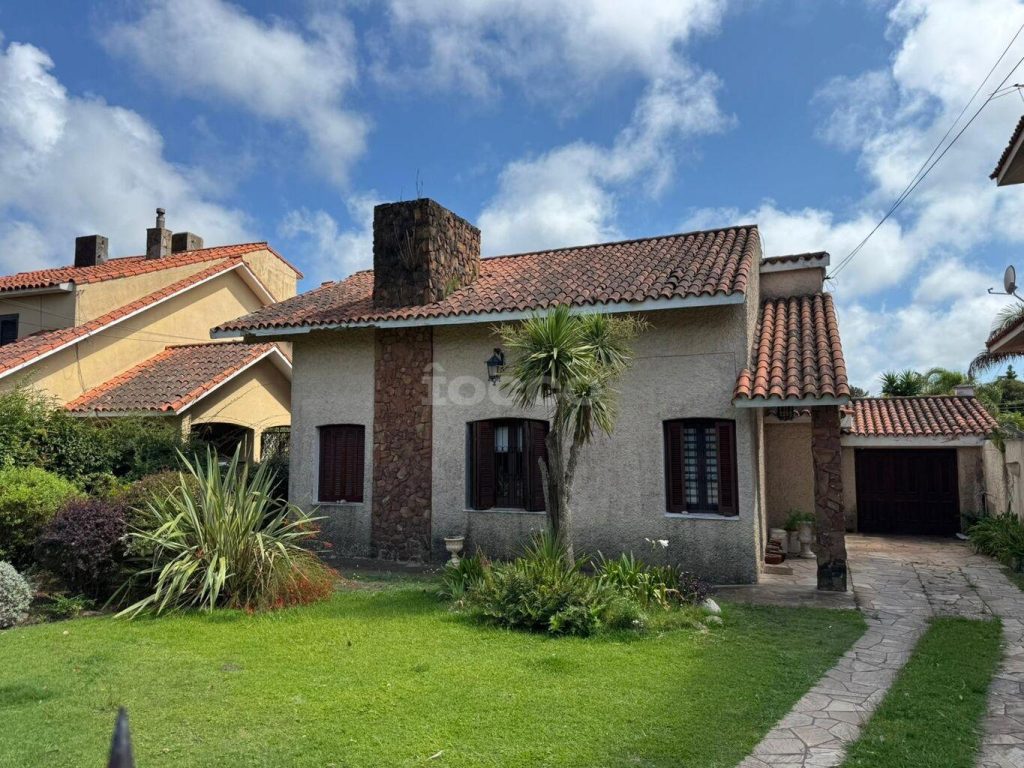 Muy buena casa en Carrasco, Avda. Alberdi 6569, zona comercial y residencial