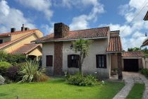 Muy buena casa en Carrasco, Avda. Alberdi 6569, zona comercial y residencial