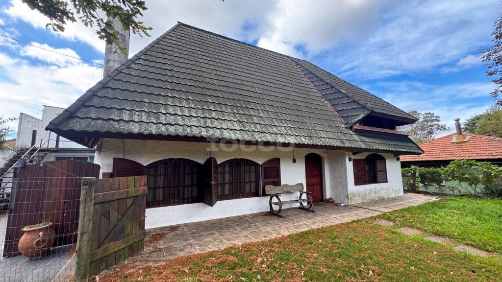 Amplia casa y otras edificaciones en Punta del Este, proximo al Campus de Maldonado