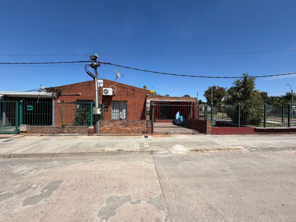 Casa de dos dormitorios y gran patio con parrillero