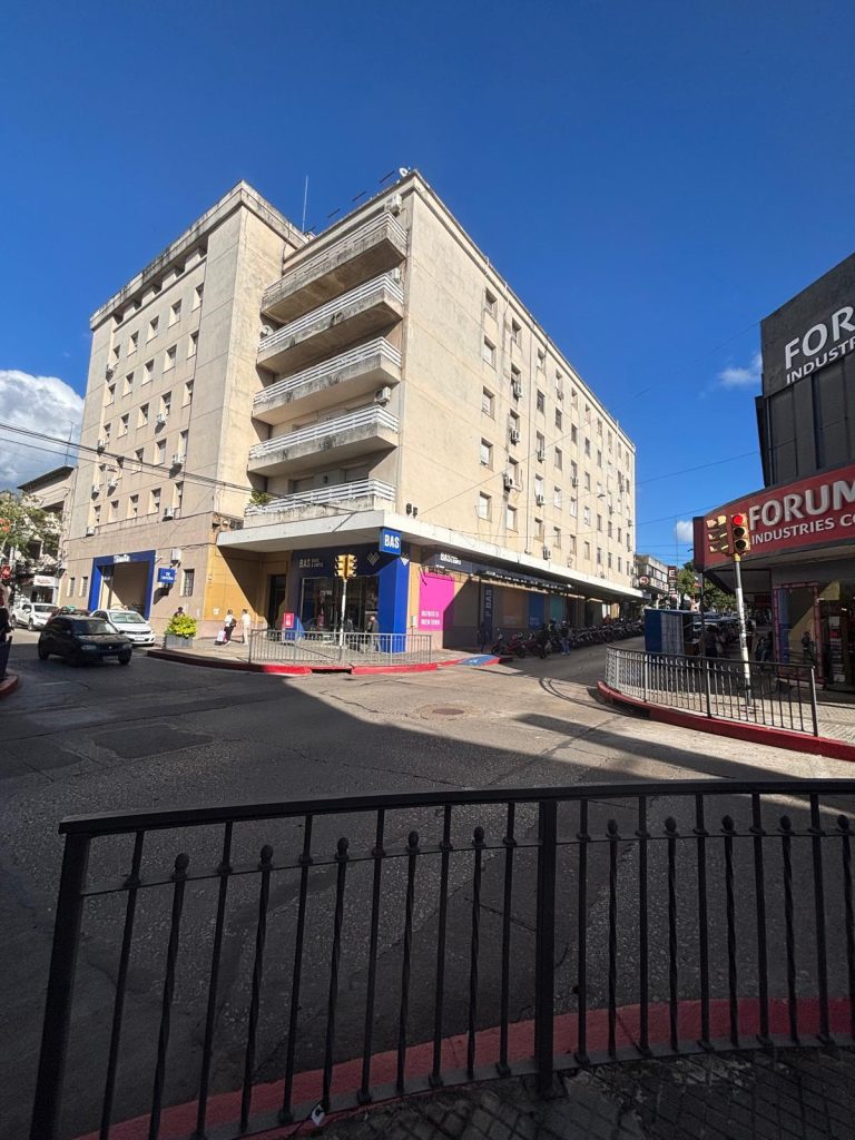 Remate oficial por cuenta y orden del BHU, un apto. en Salto y dos inmuebles en Paysandú y Cerro Largo