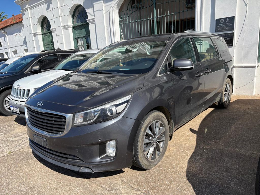 Camioneta Kia Carnival y camioneta Fiat Fiorino