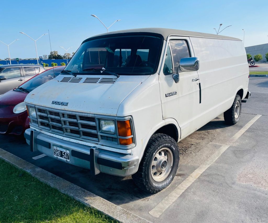 Camioneta Dodge Ram Furgón