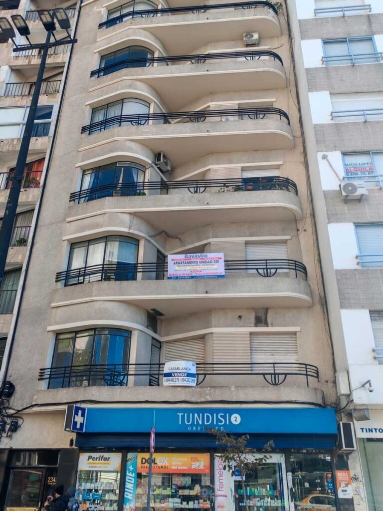 Apartamento sobre 18 de Julio al frente a media cuadra de Bvar. Artigas