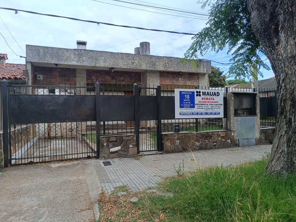 En Colón, muy buena residencia con galpón y fondo