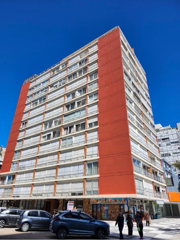 Remate Oficial: Apartamento en Punta del Este en Av. Gorlero