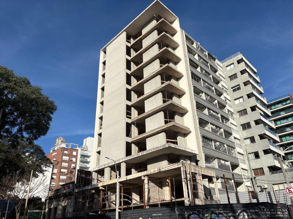 En Pocitos edificio de 10 pisos en avanzado estado de construcción