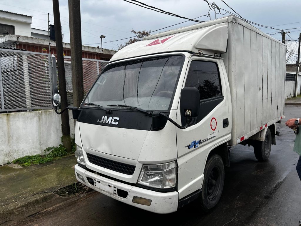 Camión furgón JMC Diesel y lote de equipamiento para la construcción
