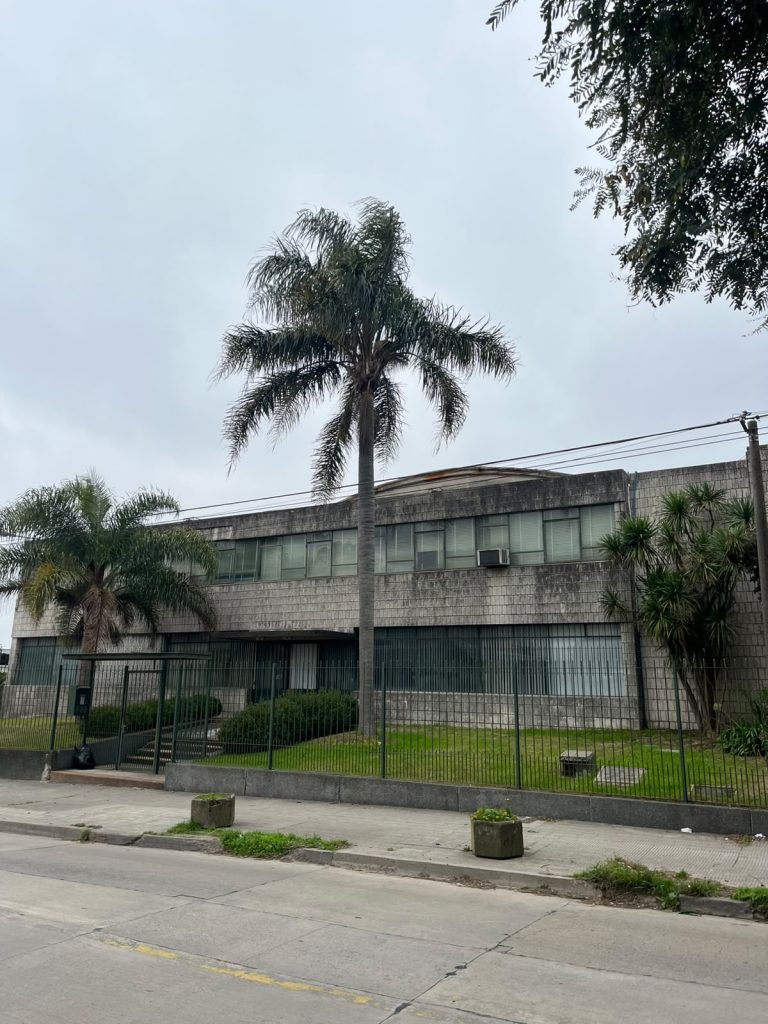 Gran local comercial/industrial en el medio de la ciudad
