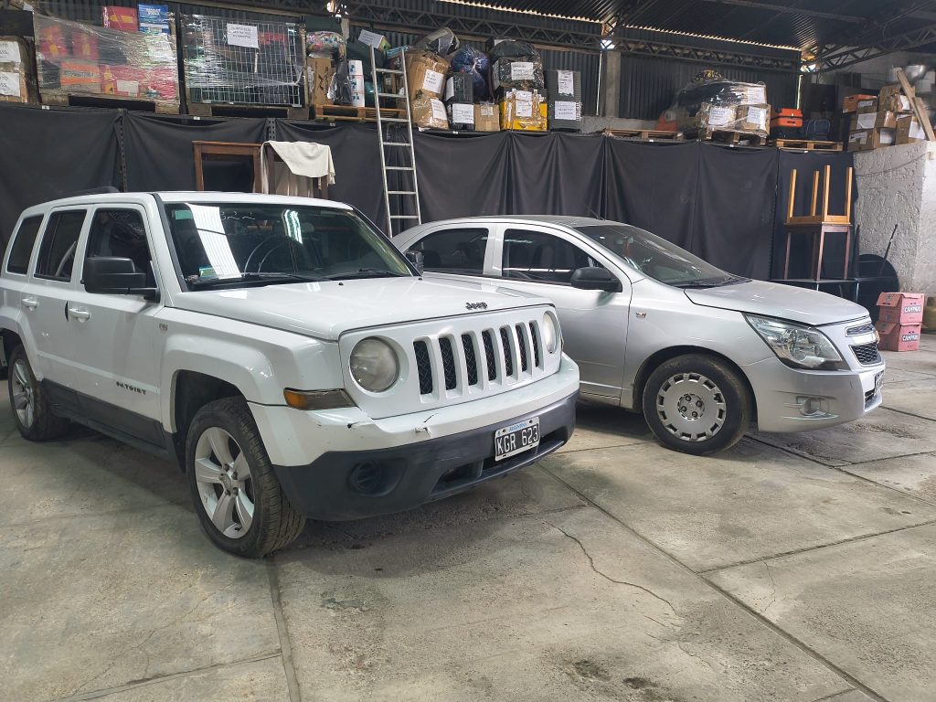400 lotes de varios rubros procedentes del aeropuerto, puerto y otras dependencias, 9 autos y camiones, etc.