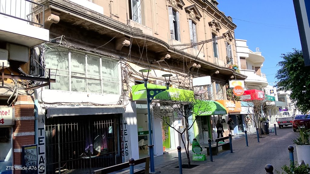 25 % del padrón 1950 de la ciudad de Mercedes, edificio céntrico, oportunidad para renta