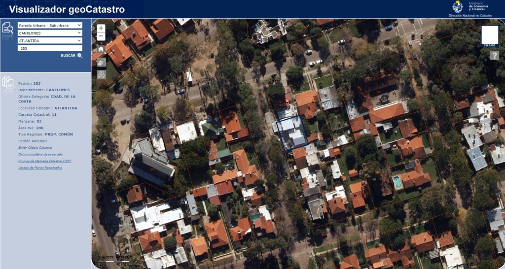 En Atlantida, solar de terreno y casa.