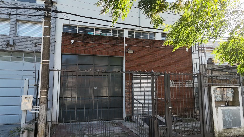 Deposito industrial con cámara de frío a una cuadra de Bvar. Artigas y Burgues