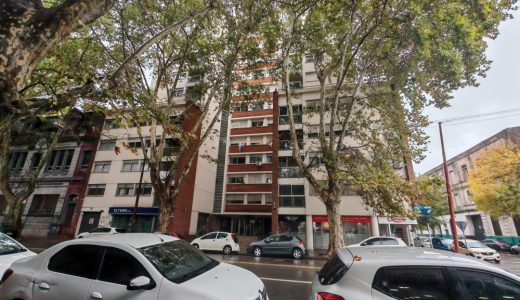 Remate oficial de apartamento con garage en barrio Aguada