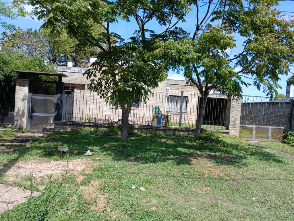 Tres viviendas en un padrón en gran esquina en Paso de la Arena